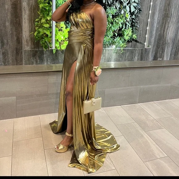 Prom dress worn once , no damage , was altered on the slit to show less leg - Picture 2 of 3